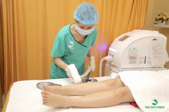 Hiện nay với sự ra đời của công nghệ triệt lông Laser Diode, bạn chẳng cần phải mất thời gian triệt lông bằng oxy già vẫn có thể loại bỏ được hết các sợi lông cứng đầu trên da mà không để lại bất kì biến chứng nào.