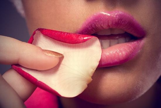 Tận dụng hoa hồng để trị thâm môi bạn sẽ sớm sở hữu đôi môi hồng hào, tươi tắn và căng mọng.