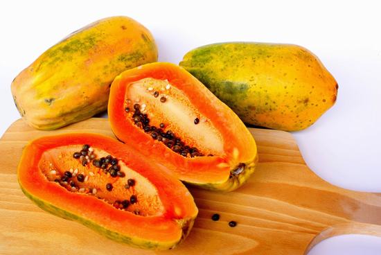 Thành phần trong đu đủ có chứa nhiều vitamin A, C đã được chứng minh rằng có khả năng làm hồng môi từ bên trong.