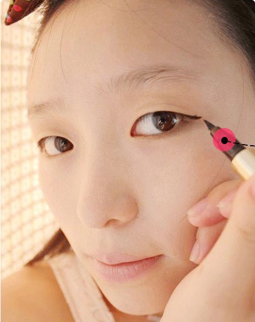 Không phải ai cũng đủ khéo léo để make-up khắc phục mắt một mí mỗi ngày.