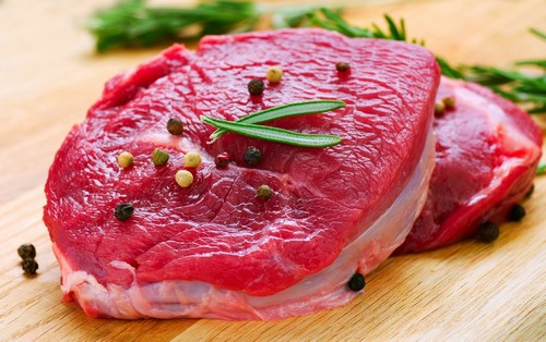 Trong tháng đầu tiên sau khi phun môi hãy tránh xa các món ăn chế biến từ thịt gà nếu muốn màu môi lên đều, đẹp.