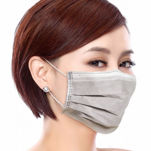 Khi ra đường hãy bảo vệ đôi môi còn nhạy cảm sau khi phun xăm bằng khẩu trang y tế.