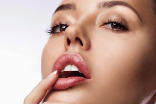 Sau xăm môi có thể xuất hiện hiện tượng sưng nhẹ song hiện tượng này sẽ biến mất sau 5-7 ngày