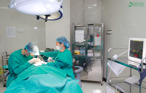 Quá trình phẫu thuật được thực hiện trong phòng mổ vô khuẩn một chiều với sự hỗ trợ của các trang thiết bị hiện đại