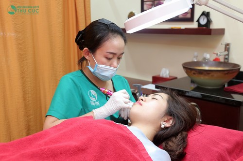 Do được gây tê trước đó nên toàn bộ quá trình phun môi diễn ra nhẹ nhàng, không đau hay khó chịu.