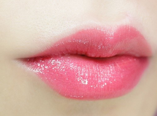 Phun môi là biện pháp nhanh chóng để có đôi môi bóng mịn căng mướt sau ít phút.