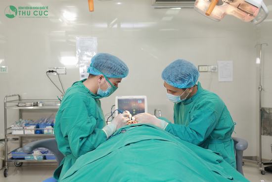 Phẫu thuật nâng mũi Liftderm S 5D ở Thu Cúc được bác sĩ giỏi thực hiện trong phòng mổ vô khuẩn một chiều. 