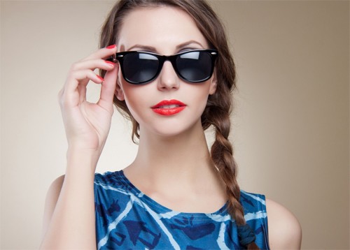 Sau phun xăm thẩm mỹ bạn cần che chắn cho đôi mắt trước sự tác động của ánh nắng mặt trời.