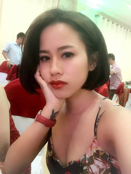 Đôi mắt to tròn, đôi môi trái tim gợi cảm giúp gương mặt Hoài Thu tỏa ra sức hấp dẫn đặc biệt mà trước đó dù trang điểm cũng không thể có được.