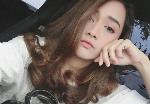 Thêu lông mày màu nâu đen là xu thế làm đẹp hút hồn không ít bạn trẻ Việt Nam và thế giới.