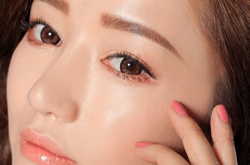 Sử dụng mực phun xăm hóa học có thể khiến da vùng lông mày bị kích ứng gây ngứa ngáy.
