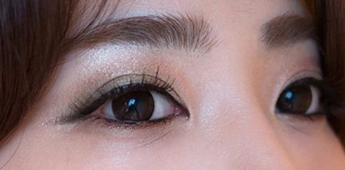 Sau khi phun xăm mí mắt bạn có thể sẽ xuất hiện hiện tượng sưng nhẹ.