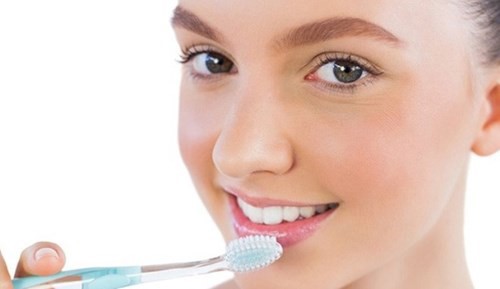 Bạn có thể sử dụng bàn chải đánh răng để nhẹ nhàng loại bỏ tế bào chết trên môi.