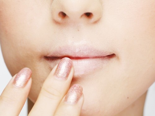 Thoa kem che khuyết điểm sẽ giúp màu môi sau đó lên chuẩn hơn.
