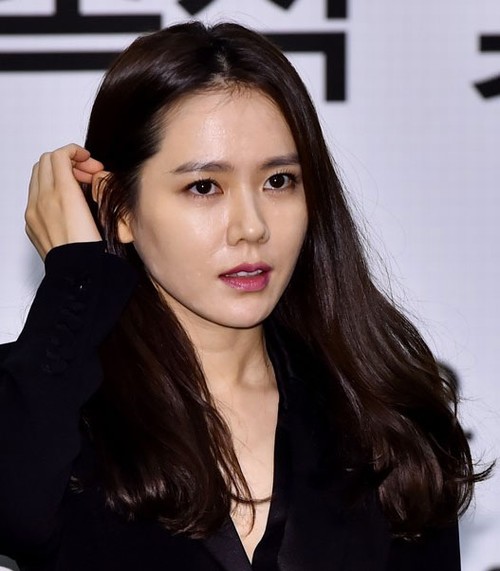 Khác biệt với thần thái đầy mê hoặc của "nữ hoàng sexy" Lee Hyori, đôi môi mềm mại hình trái tim của So Ye Jin lại giúp gương mặt người đẹp trở nên thanh thoát và ngọt ngào hơn rất nhiều.
