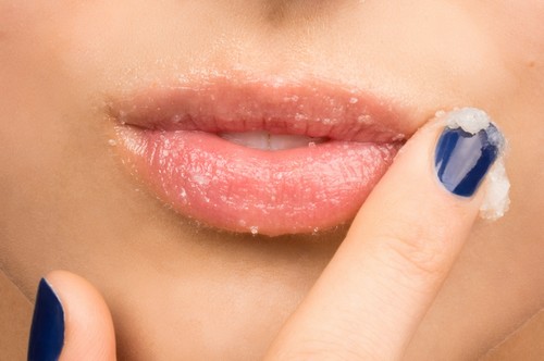 Tẩy da chết thường xuyên là bí kíp giúp bạn nhanh chóng lấy lại sắc hồng cho đôi môi.