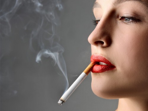 Lạm dụng son cũng như thường xuyên hút thuốc là nguyên nhân phổ biến nhất gây ra hiện tượng thâm môi.