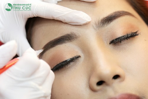 Phun xăm lông mày công nghệ Hàn Quốc giúp bạn sở hữu hàng lông mày trẻ trung, chuẩn nét.