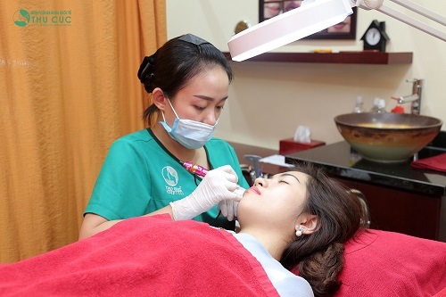 Phun môi cần được tiến hành theo đúng các bước an toàn của Bộ Y tế trong môi trường làm đẹp chuyên nghiệp.