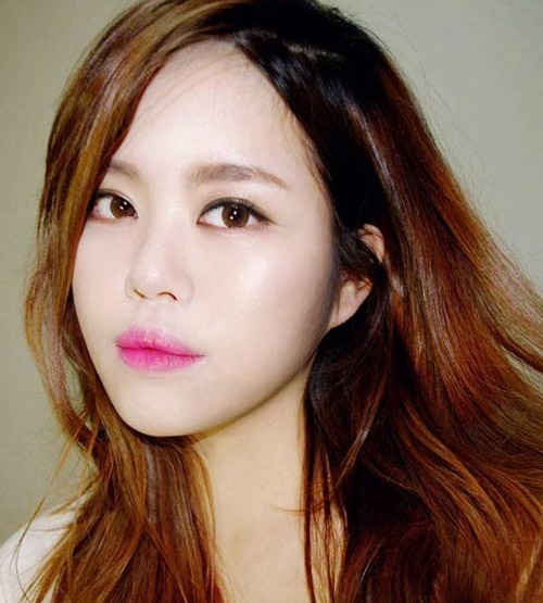 Phun môi màu hồng cánh sen được phái đẹp Hàn vô cùng yêu thích.