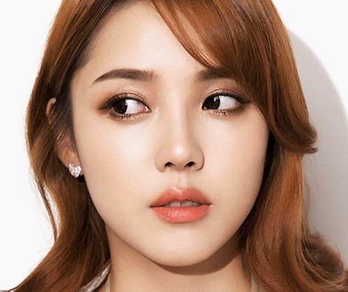 Những người có môi mỏng nên xăm môi màu cam đất để đôi môi thêm quyến rũ.