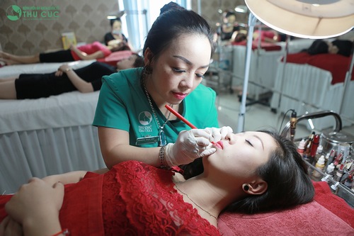 Để màu môi lên chuẩn đẹp sau phun xăm bạn nên đến làm đẹp tại các cơ sở có uy tín.