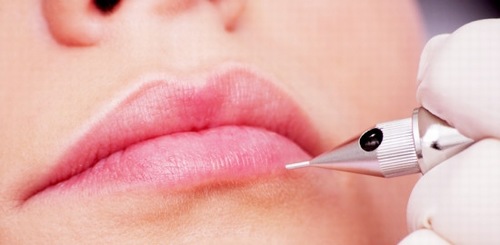 Phun môi là biện pháp ghi màu lên vùng thượng bì của môi nhờ sự trợ giúp của các thiết bị phun xăm siêu vi hiện đại.