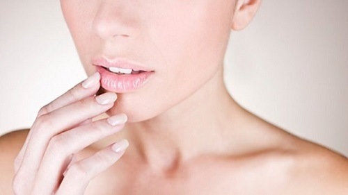 Phun môi màu cam đào sẽ giúp bạn khắc phục tình trạng môi nhợt nhạt, thiếu sức sống.