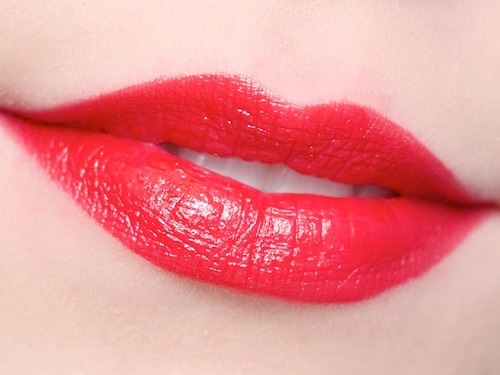 Phun môi màu đỏ tươi – tuyệt chiêu giúp nàng thêm quyến rũ