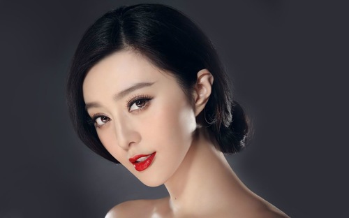 Phun môi màu đỏ tươi là cách đơn giản nhất để bạn trở nên quyến rũ hơn.