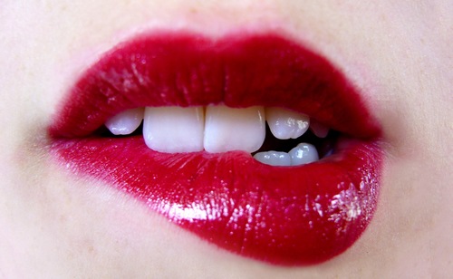 Phun môi pha lê lại đem tới cho bạn đôi môi lấp lánh đầy mê hoặc.