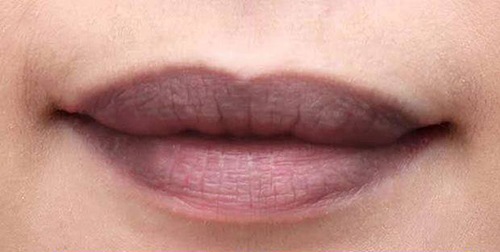 Nếu bạn đang tự ti với đôi môi thâm xỉn hay thiếu cân đối thì hãy thực hiện phun môi pha lê.