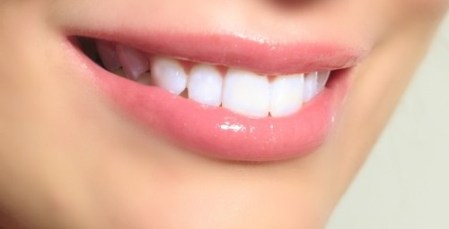 Phun môi pha lê giúp nụ cười của bạn thêm xinh tươi rang rỡ.