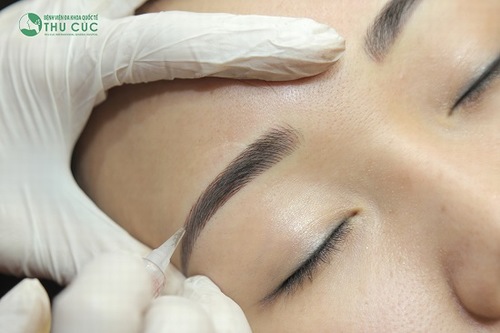 Điêu khắc lông mày là biện pháp thẩm mỹ có độ an toàn cao, không gây xâm lấn.