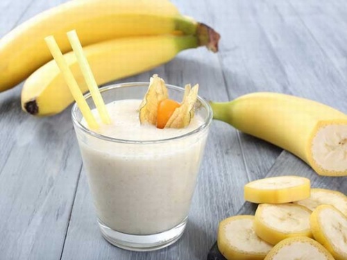 Bạn có thể kết hợp chuối với sữa chua để nước loại sinh tố giàu vitamin C giúp môi lên màu đều đẹp.