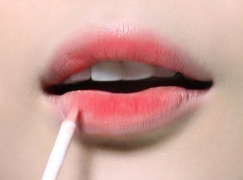 Nhờ phun môi bạn sẽ tiết kiệm được nhiều thời gian make-up đôi môi mỗi ngày.