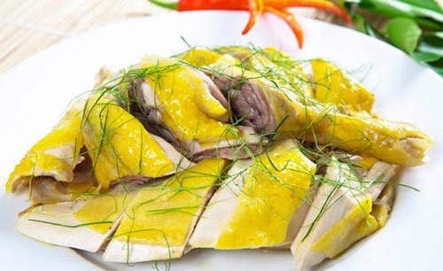 Thịt gà có thể là nguyên nhân gây ngứa, làm tổn thương vùng da môi còn đang nhạy cảm sau phun xăm.