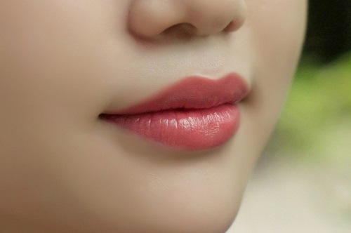 Màu môi hồng cam giúp tôn lên vẻ trẻ trung và năng động của bạn.