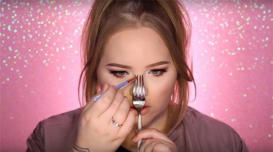 Thật thú vị khi chiếc nĩa sẽ giúp chị em tạo mũi cao dễ dàng và cân đối