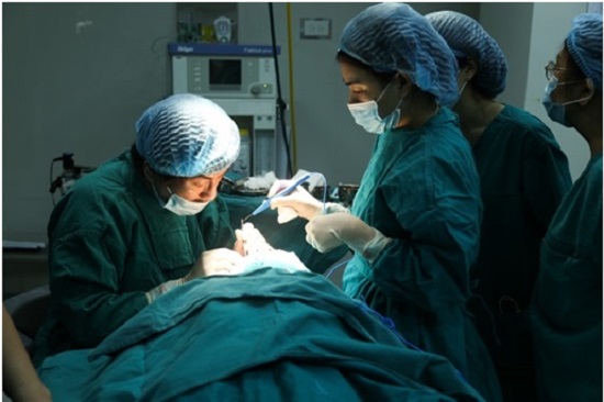 Các tiểu phẫu cắt mí tại Thẩm mỹ Thu Cúc được thực hiện bởi ekip bác sĩ giàu kinh nghiệm trong  trong phòng mổ vô khuẩn 1 chiều hiện đại 