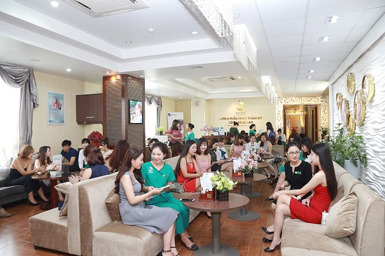 Trong những ngày cuối năm này, Thu Cúc Sài Gòn đón rất nhiều lượt khách tới thực hiện cắt mí mỗi ngày. Đa số khách hàng đều mong muốn làm đẹp sớm để kịp khoe sắc trong những dịp lễ Tết sắp tới.