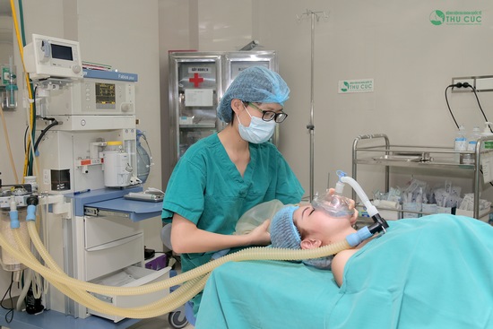 nâng ngực nội soi có an toàn không