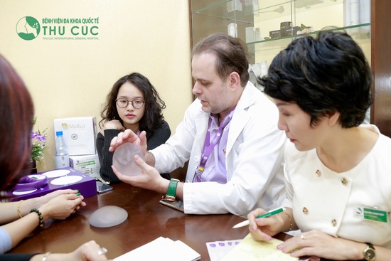 nâng ngực nội soi có đau không