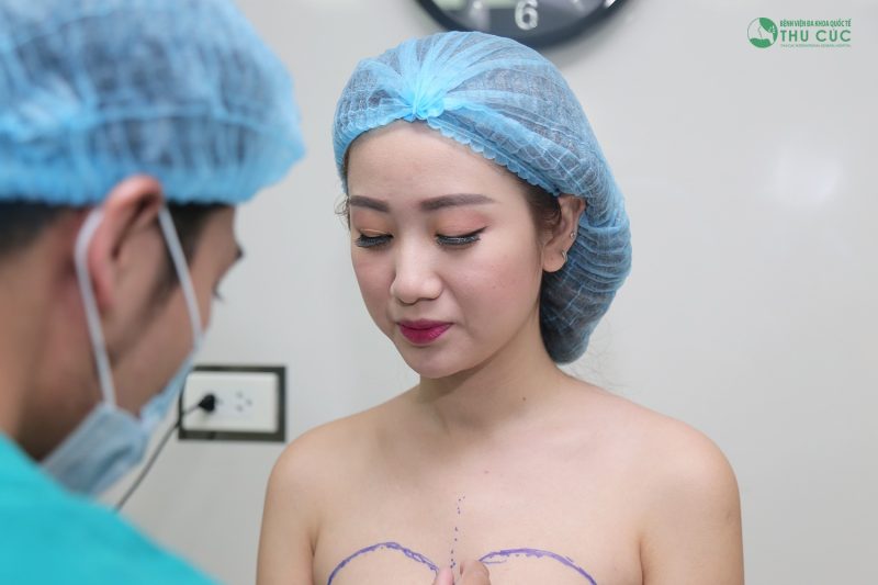 phẫu thuật nâng ngực nội soi có đau không