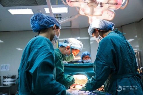 Giảm cân bằng Vaser Lipo tại Thu Cúc được thực hiện bởi đội ngũ bacsxi trình độ cao, diễn ra trong phòng mổ vô khuẩn một chiều khép kín
