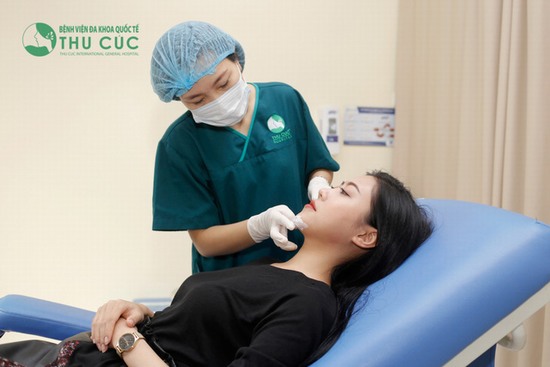 Với công nghệ đổi mới năm 2018, phương pháp này được đón nhận tích cực từ các bạn trẻ. Hình ảnh khách hàng được bôi thuốc tê tại Thẩm mỹ Thu Cúc trước khi thực hiện.