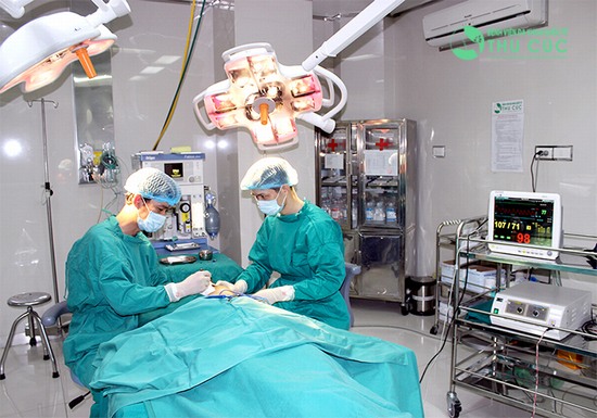Quy trình nâng mũi diễn ra trong phòng mổ vô khuẩn 1 chiều hiện đại