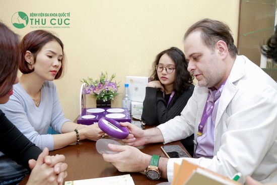 Các bác sĩ nước ngoài trực tiếp tư vấn và thực hiện phẫu thuật