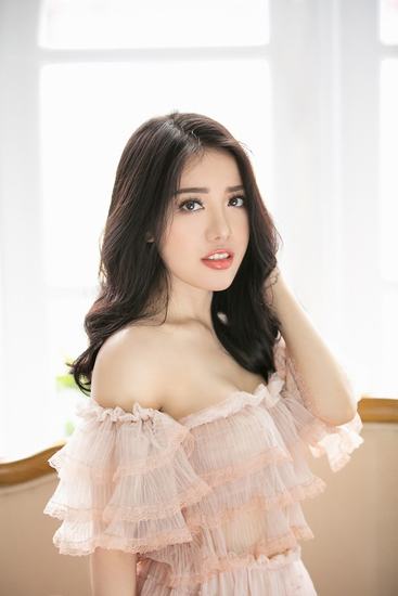 Phải thừa nhận rằng, Phùng Khánh Linh sau nâng ngực gợi cảm và cuốn hút hơn rất nhiều