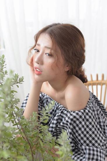 “So với trước đây thì Linh xinh đẹp, trưởng thành hơn rất nhiều. Điều đó chứng tỏ quyết định nâng ngực của Linh là thực sự đúng đắn đúng không nào?”